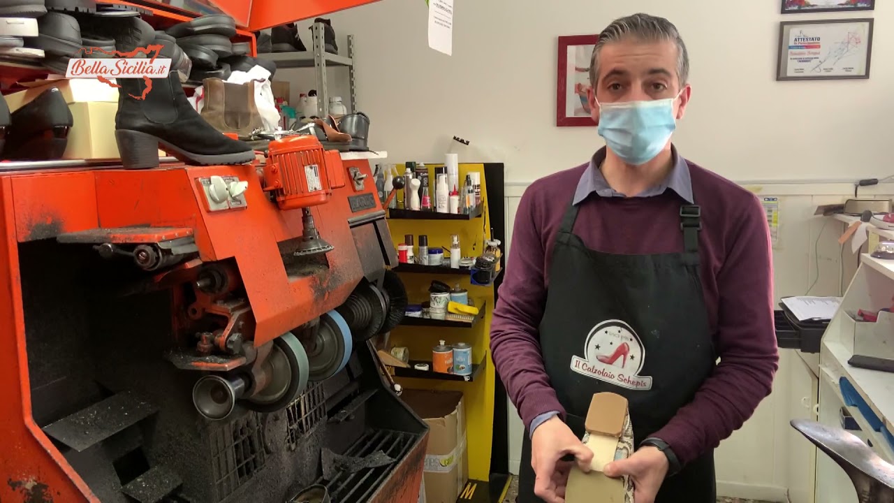Il calzolaio, ecco cosa ripara davanti ai nostri occhi