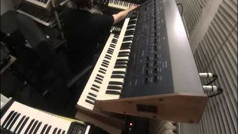 SEQUENTIAL CIRCUITS PROPHET 5 ROLAND JUPITER 4 + VP330 VOCODER OBERHEIM OB8 MOOG MICROMOOG