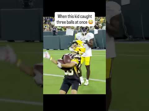 The Packers players were loving it 😂 (via Packers/TT)