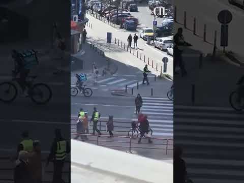Полицајци казнуваа пешаци со слушалки, па еден од нив со телефон на уво помина улица