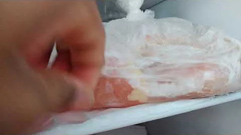 Como tirar carne que está grudada no congelador?