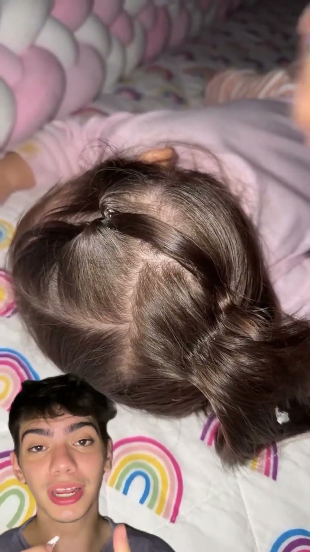 Tire o elástico do cabelo da criança dormindo com acetona e cotonete! Simples e rápido! ?✨