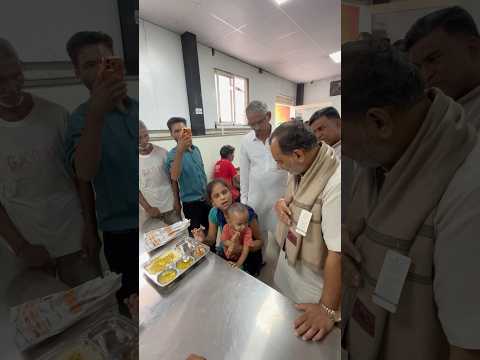 कैंटीन में आए नागरिकों से संवाद कर व्यवस्थाओं एवं भोजन की गुणवत्ता का हाल जाना।