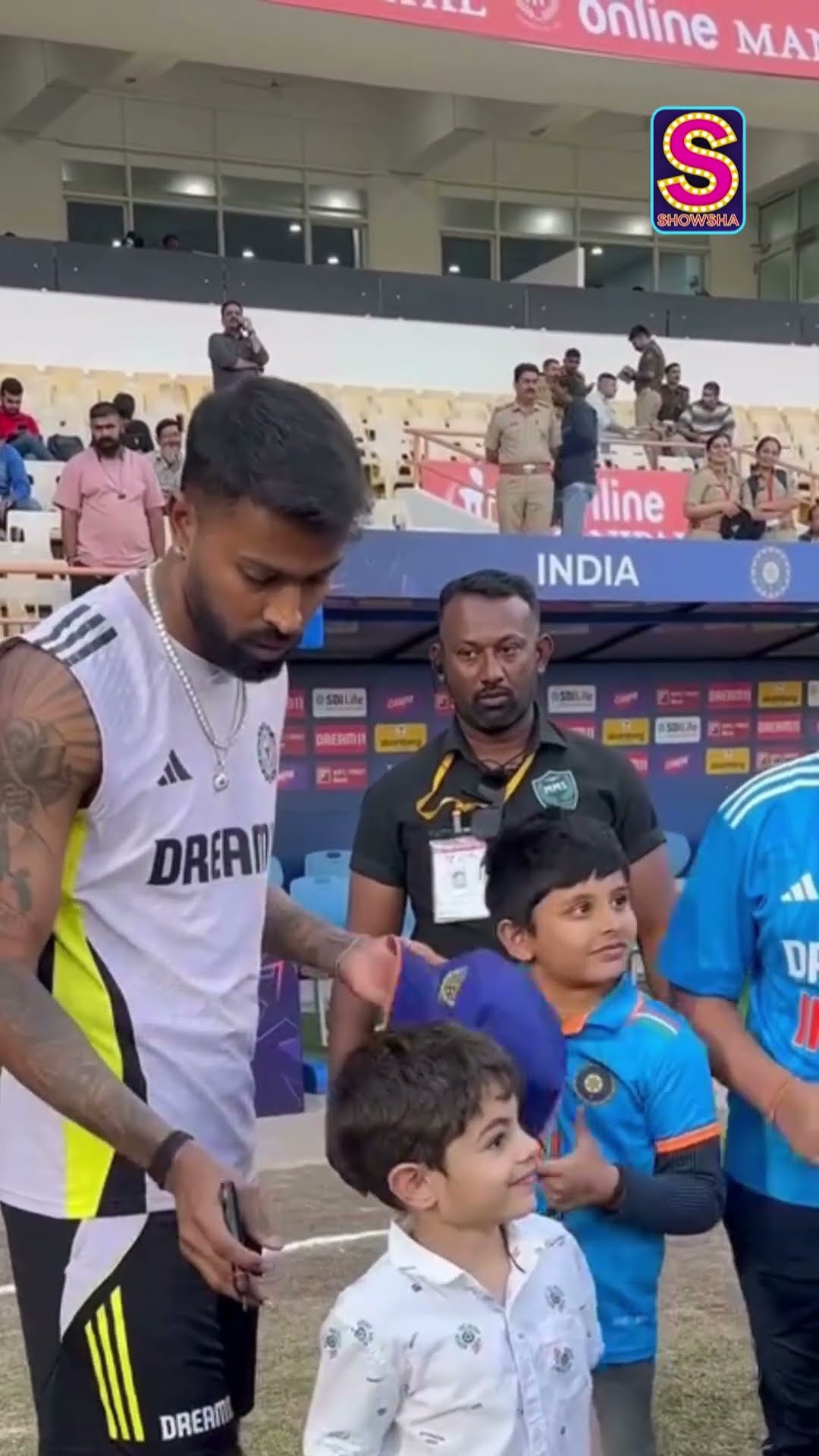 Indian Cricket Star Hardik Pandya Obliges His Young Fans With Autographs | Hardik Pandya | N18S