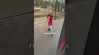 Эмоциональное видео о спасении бездомной собаки и конфликте на автобусной остановке