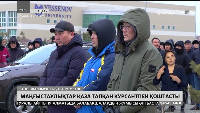 Көшеде әйел ер адамды жұлқылап жатыр