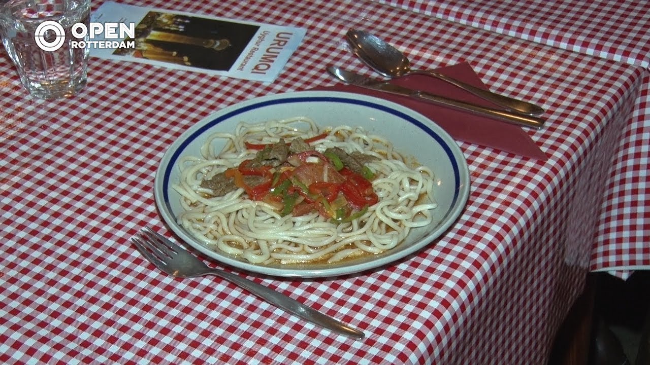 010nu - Oeigoerse vluchtelingen koken in Verhalenhuis Belvédère lokale präpositionen übungen