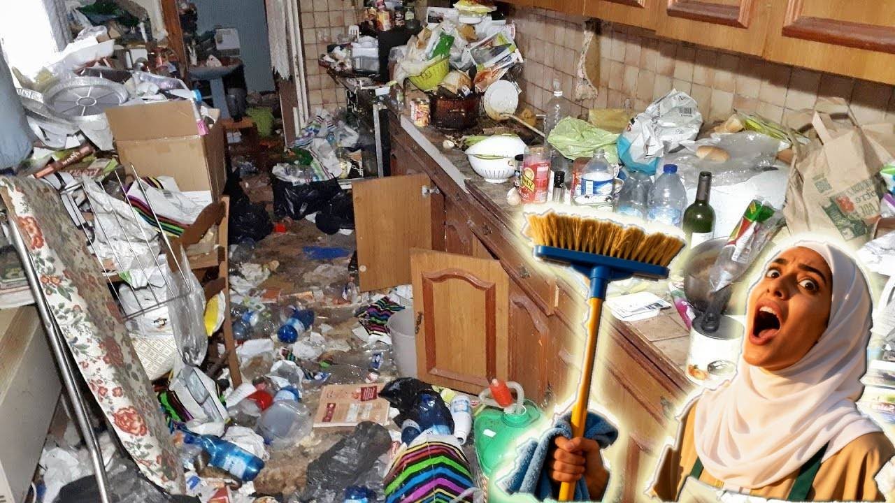 رجل يبلغ من العمر 65 عامًا وامرأة تبلغ من العمر 20 عامًا يعيشان في مكب نفايات.