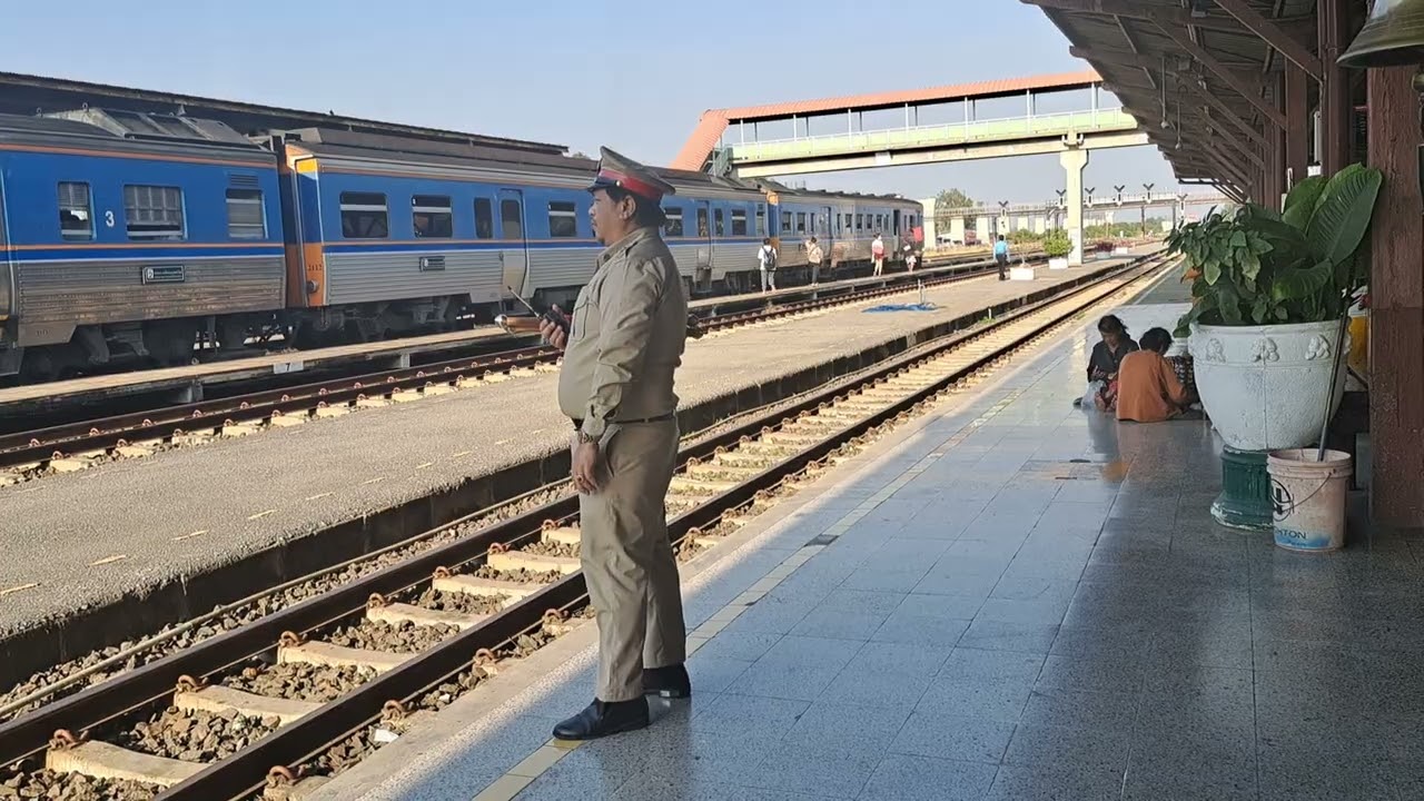 ขบวนด่วน 72 อน.-กภ. เข้าสถานีรถไฟชุมทางบ้านภาชี