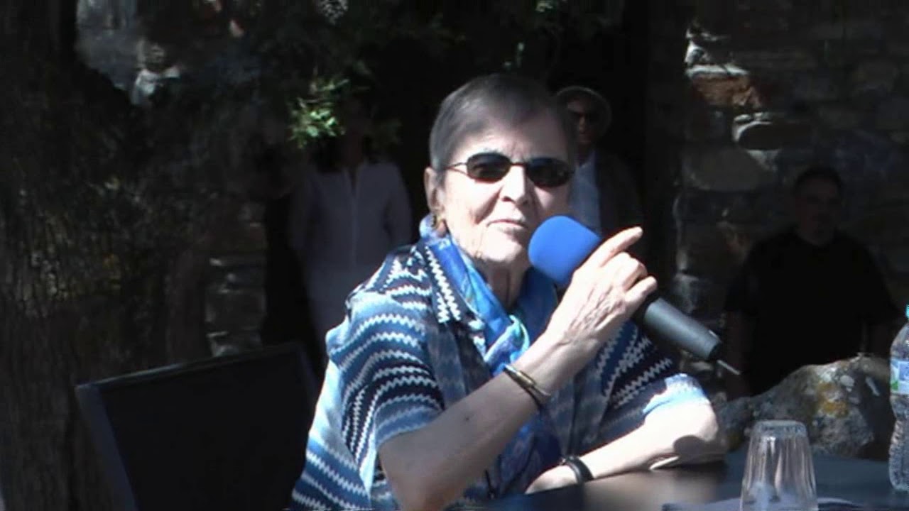 Τήνος Η ΕΛΕΝΗ ΓΛΥΚΑΤΖΗ-ΑΡΒΕΛΕΡ αναφέρεται ιστορικά στο Βυζάντιο και συνομιλεί με μαθητές του νησιού.