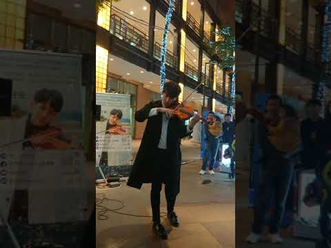 Violinist 林子安 動人詮釋〖吳青峰 - 起風了〗 盪氣迴腸，扣人心弦的小提琴悠揚琴音，迴繞在信義區香堤廣場的無垠夜空，餘音嫋嫋，令人絕倒。欲睹精彩MV，請訂閱 林子安 YouTube 頻道。