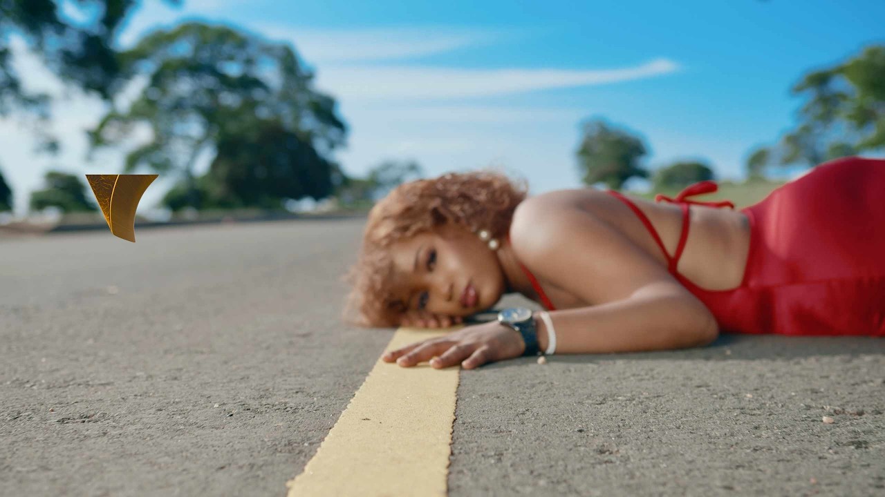 Sqoop Larma - Akadde (Official Music Video) auf YouTube ansehen Sqoop Larma - Akadde (Official Music Video) auf YouTube ansehen