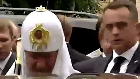 Ha-Ha! Das klappbare Kreuz auf der Krone des russischen Patriarch Kirill