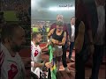 بيزيرا يحتفل ويلتقط صورة مع أحد مشجعي الزمالك