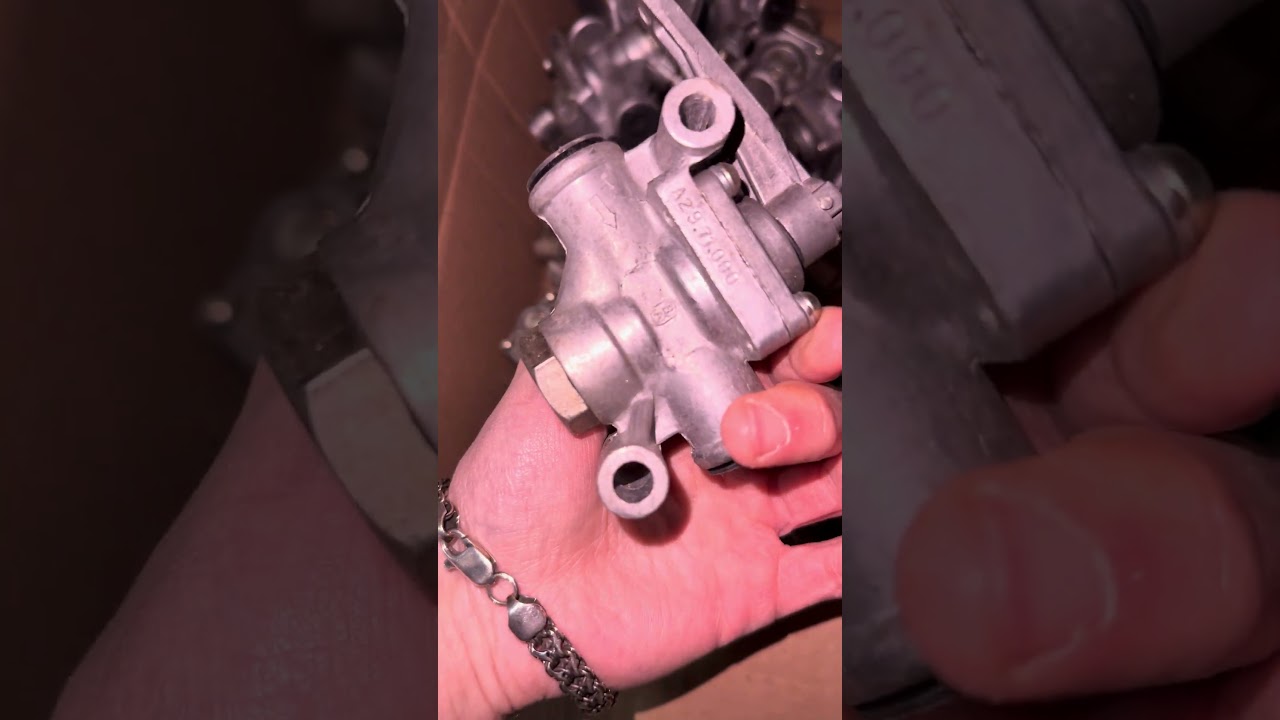 Кран роз'єднувальний пневмосистеми ЮМЗ/МТЗ А29.71.000