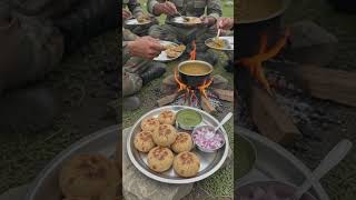 कश्मीर की वादियों में Army Brothers के साथ दाल बाटी पार्टी | 🇮🇳🏔️#shorts #shortsfeed #army #vlog