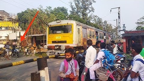 Heavy Traffic Jam | Advertisements Sealdah - Kallyani Simanta Emu Local Speedy Passing at Railgate