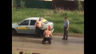 На Ставрополье водитель такси избил ногами своего пассажира На Ставрополье водитель такси избил ногами своего пассажира