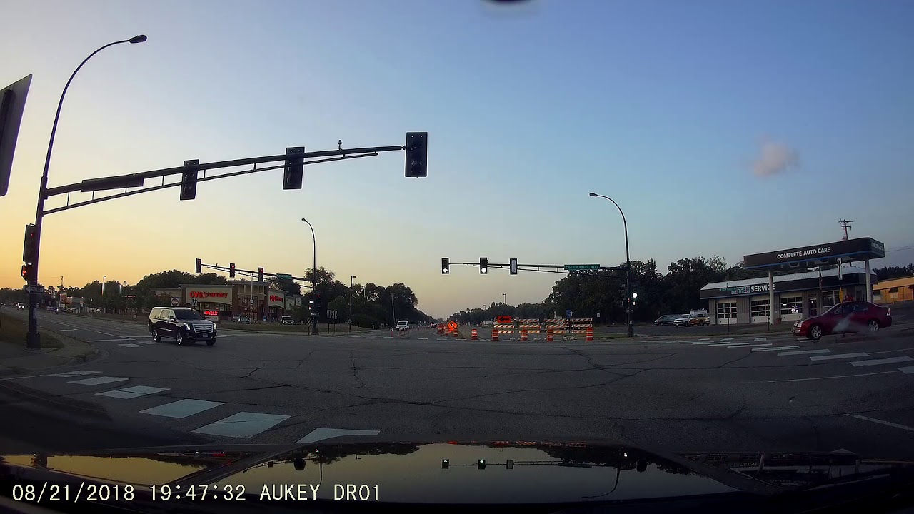 SUV runs a red light and gets pulled over - YouTube