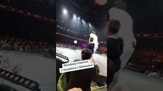 Димаш Құдайберген фонатымен бірге билеуде концерт в Алмате #7