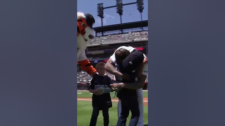 Javy Báez's son, Adrian, celebrated his 7th birthday by throwing out a first pitch to his dad 💙