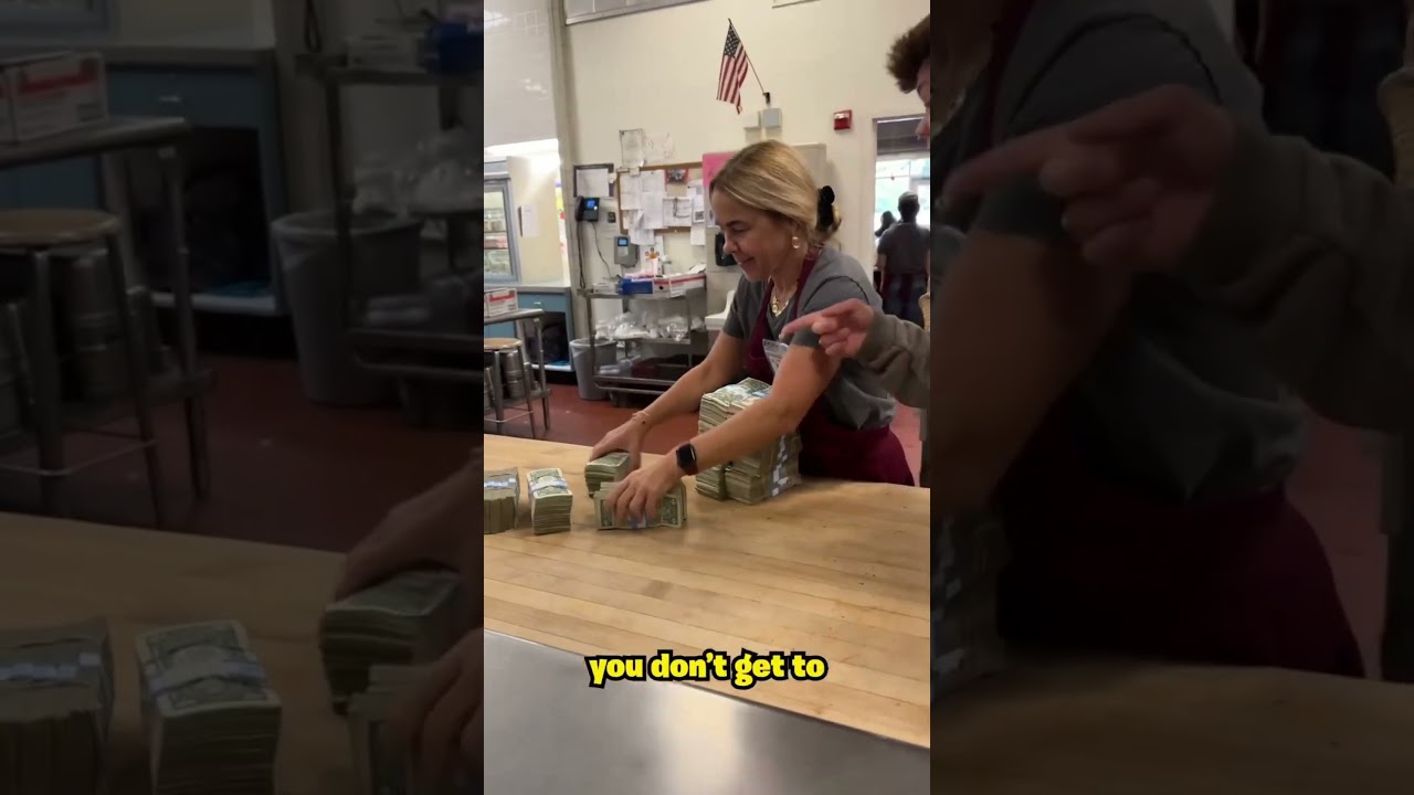 SURPRISING MY MOM WITH 5,000$ CASH