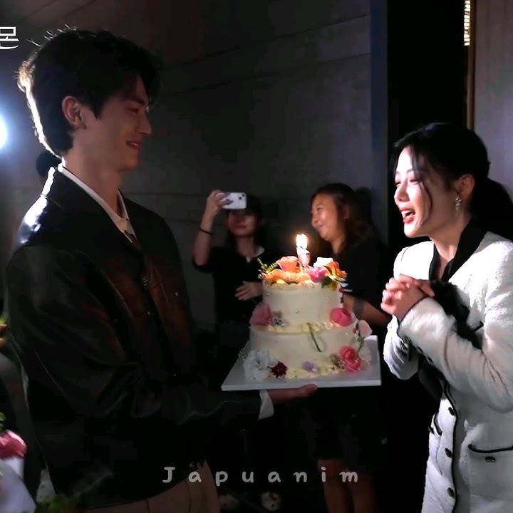 Kangie and all the crew surprised yoojung with a birthdayCake #mydemon #songkang #kimyoojung #kdrama