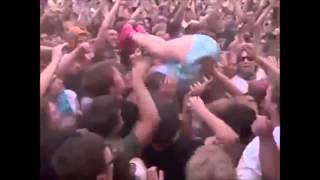 Katy Perry has stage diving down pat screenshot 5