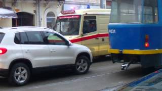 Не пропускает скорую помощь.Impedes the passage of the ambulance.