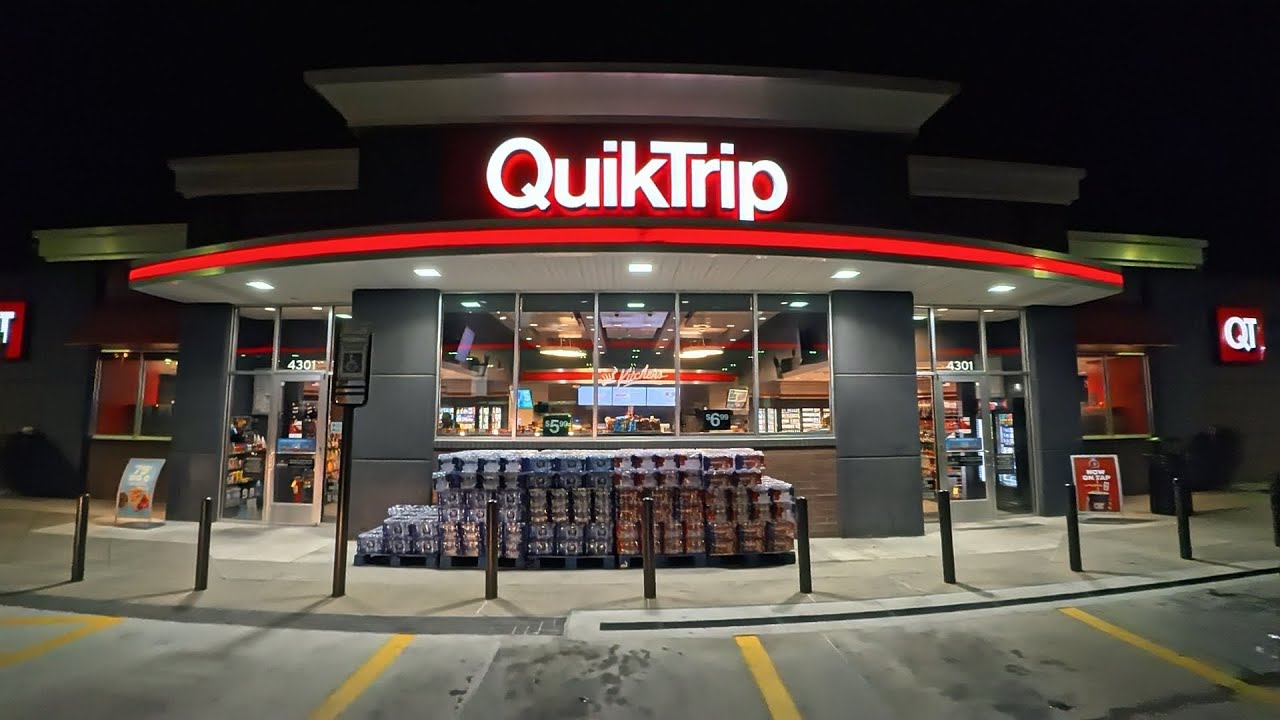 [POV] Late Night Snacks Shopping & Eating at QuikTrip in Dallas, TX - BEST GAS STATION EVER?!