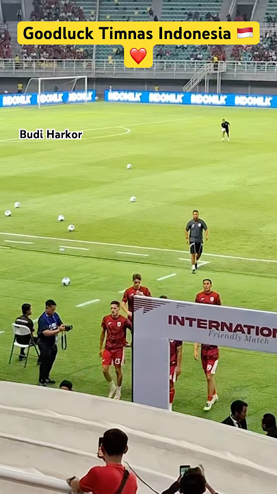 MOMENT PARA PEMAIN TIMNAS SELESAI PEMANASAN DAN MENYAPA PENONTON DI TRIBUN