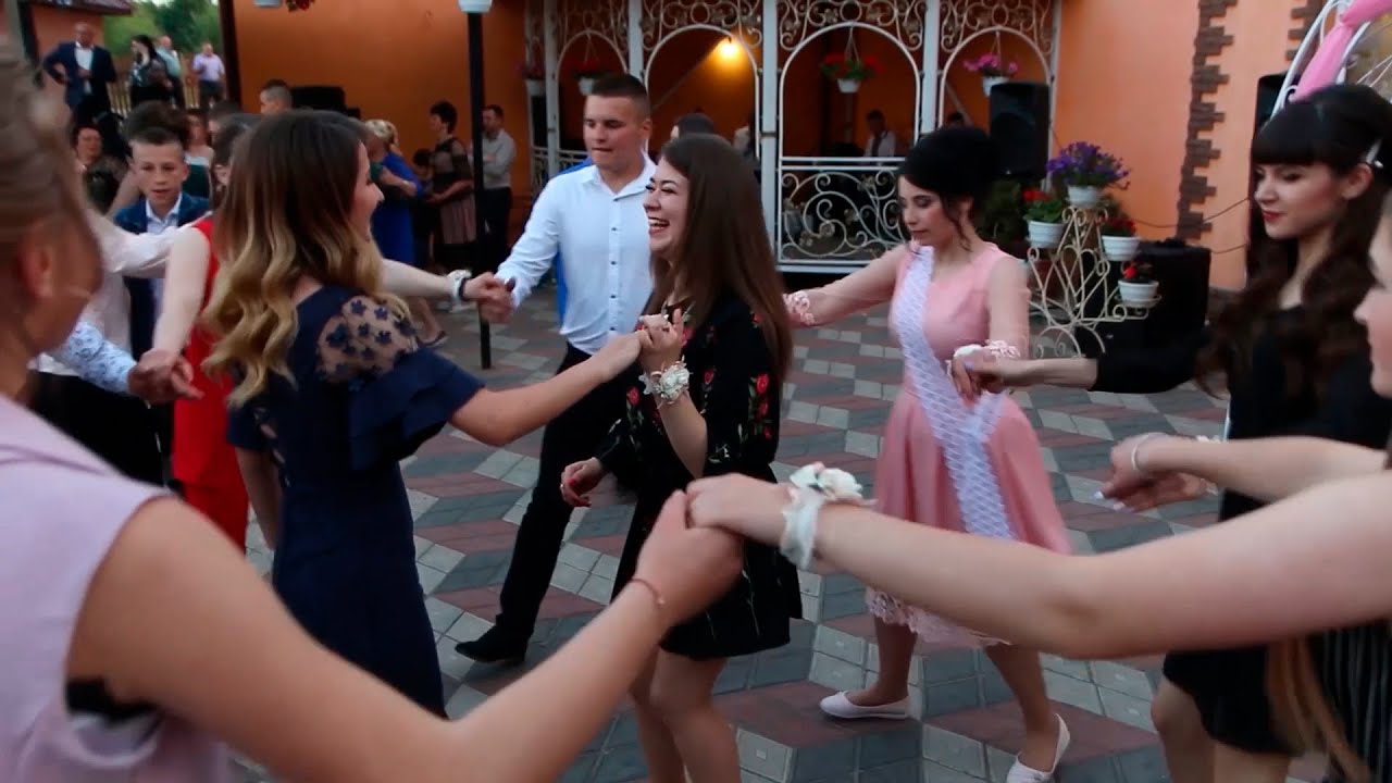 Un colaj frumos de batute la nunta. Formatia Busuioc