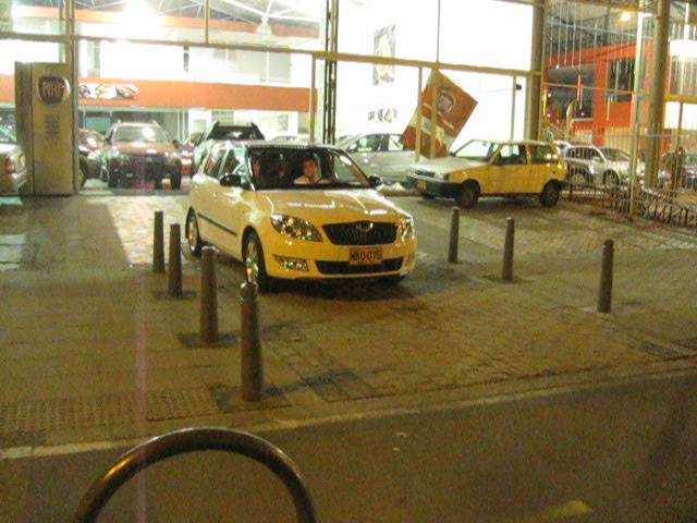 Conductor indeciso con un Skoda