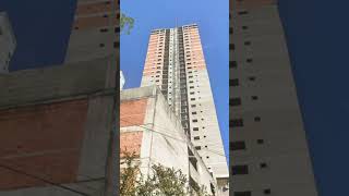 Empreendimento paralisado e questionamentos jurídicos em Balneário Camboriú