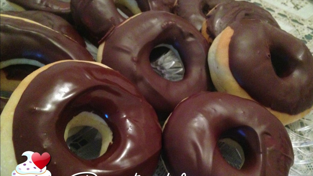 *Donuts al forno* Semplici e soffici ciambelle lievitate ricoperte di cioccolato fondente.
