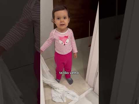 Como hoje é dia de tbt , vamos ver a Lulu pequenina procurando uma roupa para o paizinho #lulu