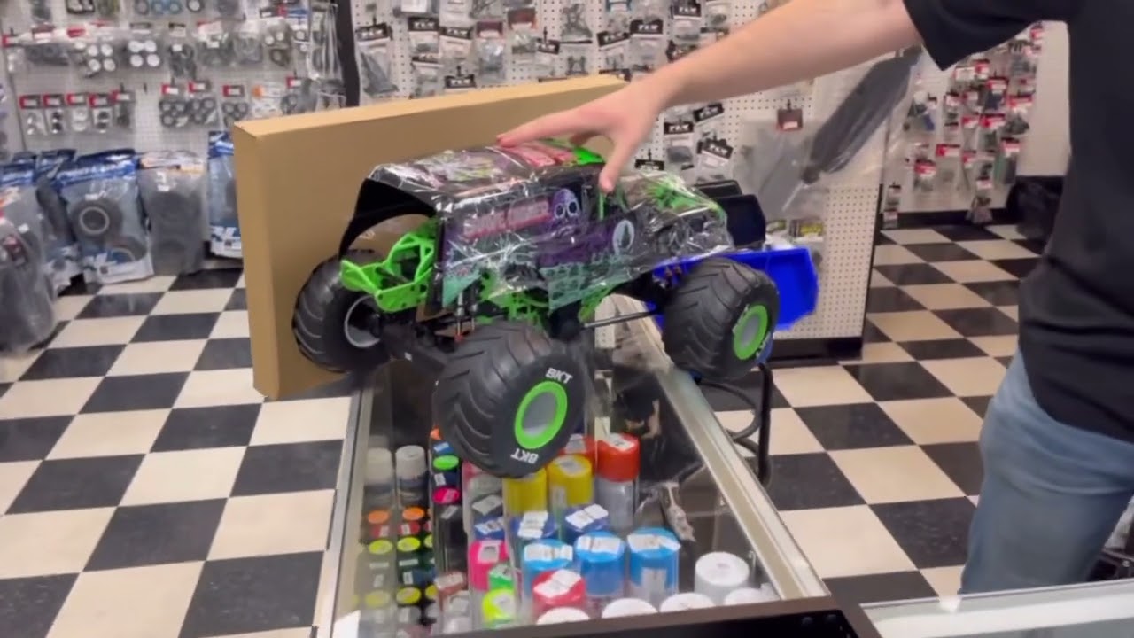 Unboxing of the new Losi LMT 2.0 Grave Digger Solid Axle 4x4 RTR