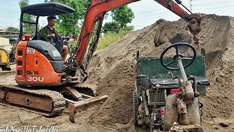 Máy xúc nhỏ gọn múc cát lên công nông ba bánh