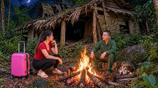 Kicked out of the house by her husband, a woman and her dog built a bamboo house in the forest