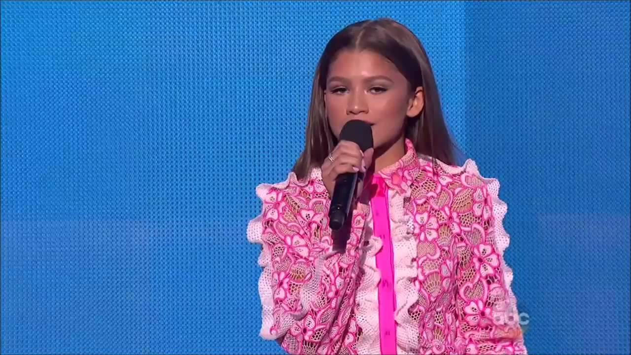 Zendaya Introducing One Direction at the 2015 AMAs - YouTube