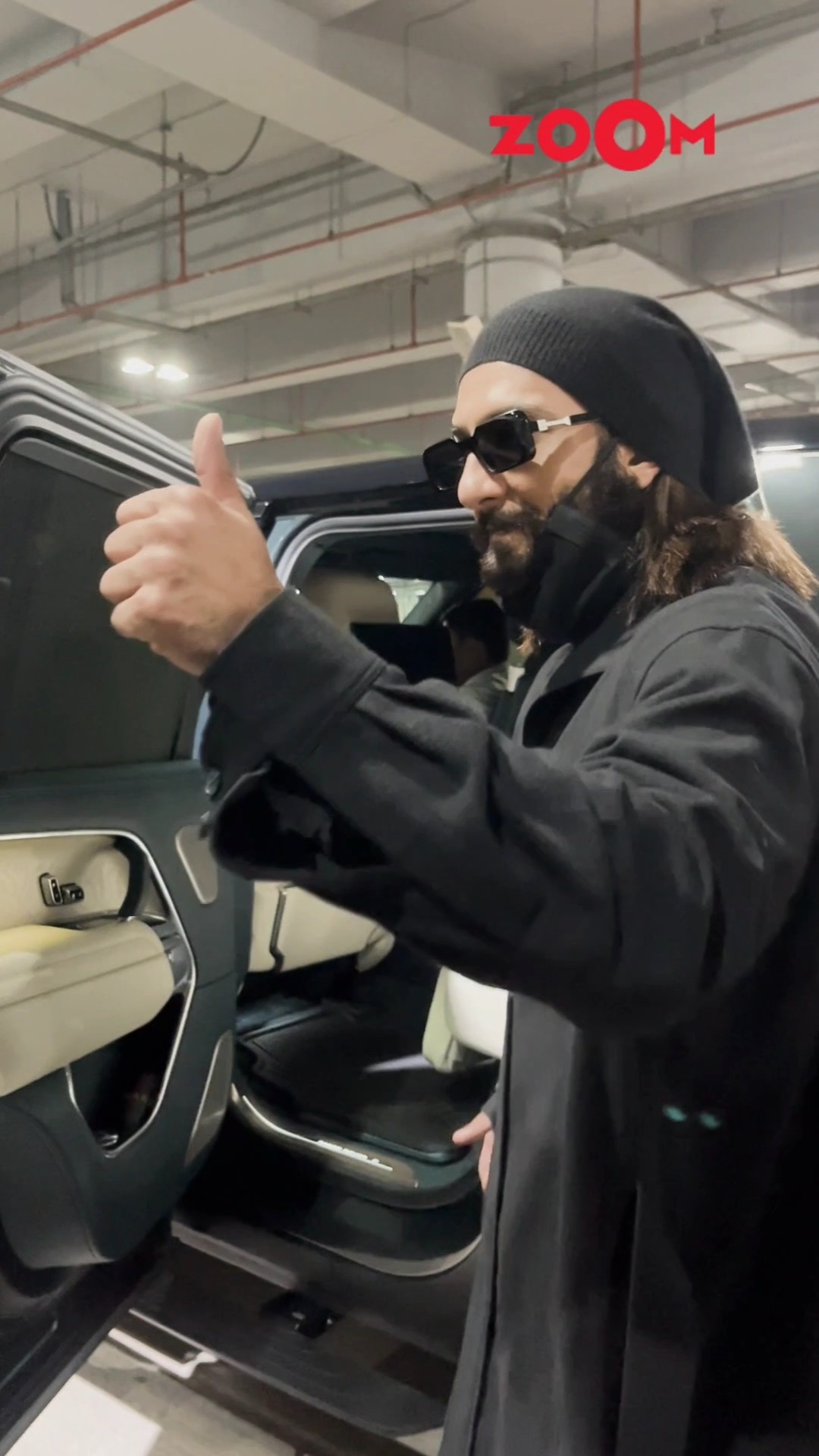 Ranveer Singh briefly REMOVES mask to pose for the paps as spotted at the airport ? #ranveersingh