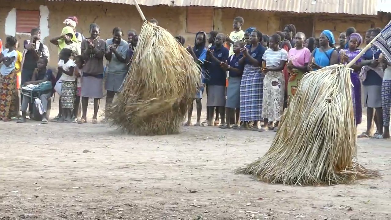 Danse Kumpos du Village de Youtou dans la commune de Santhiaba Manjacque à Oukout Eteilo