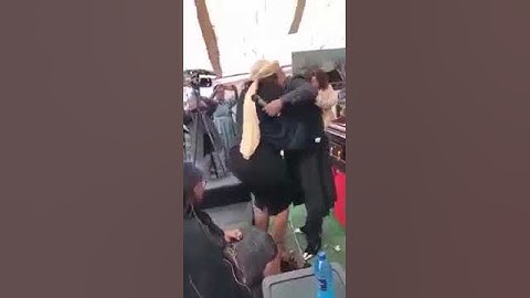 🙆🏽🙆🏽🙆🏽🙆🏽a man proposes to a widow on the funeral of her husband, right before his casket.