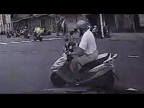 快車道直行被外側違規左轉機車撞擊（開聲音）