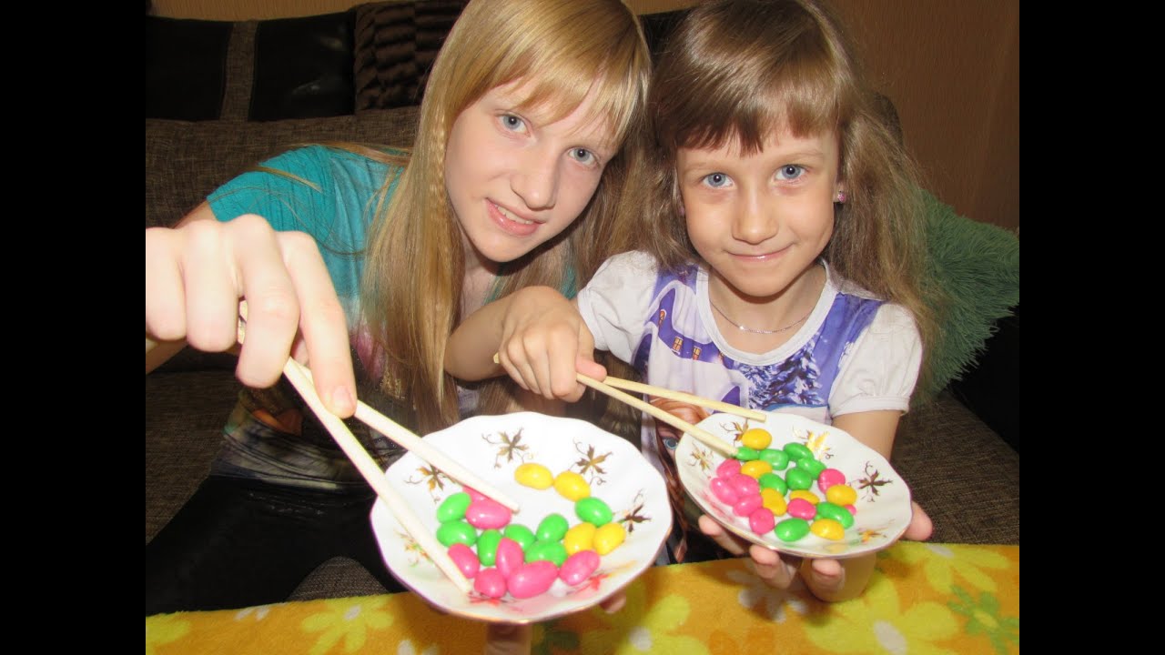 Развлечения с сестрой. Сестра развлекательная игра для детей. Ребенок против конфет. Как развлечь сестренку. Китайскими палочками ЧЕЛЛЕНДЖ.