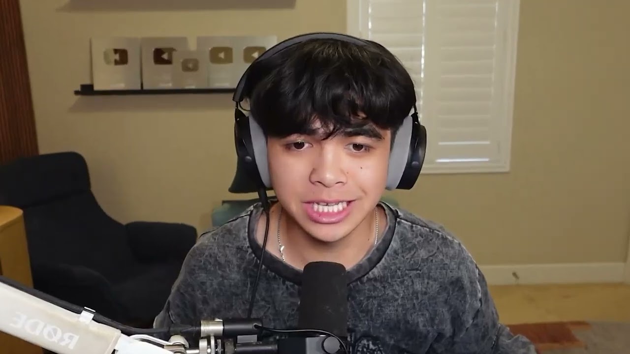 OpenDown net YouTube Giving My Crush Her Own Lucky Block Media mT13omb1w9M 001 1080p