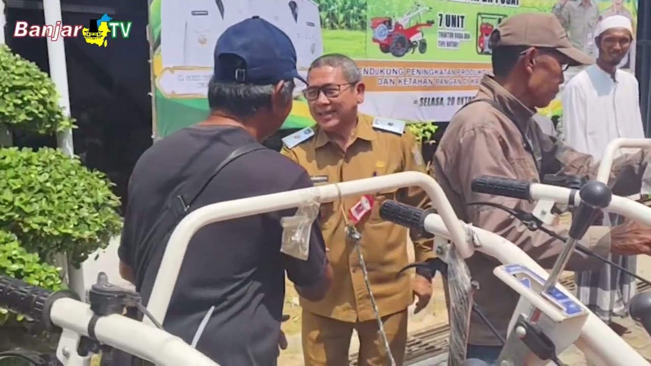 POLRI BERSAMA DISTAN BANJAR SERAHKAN 13 UNIT ALSINTAN