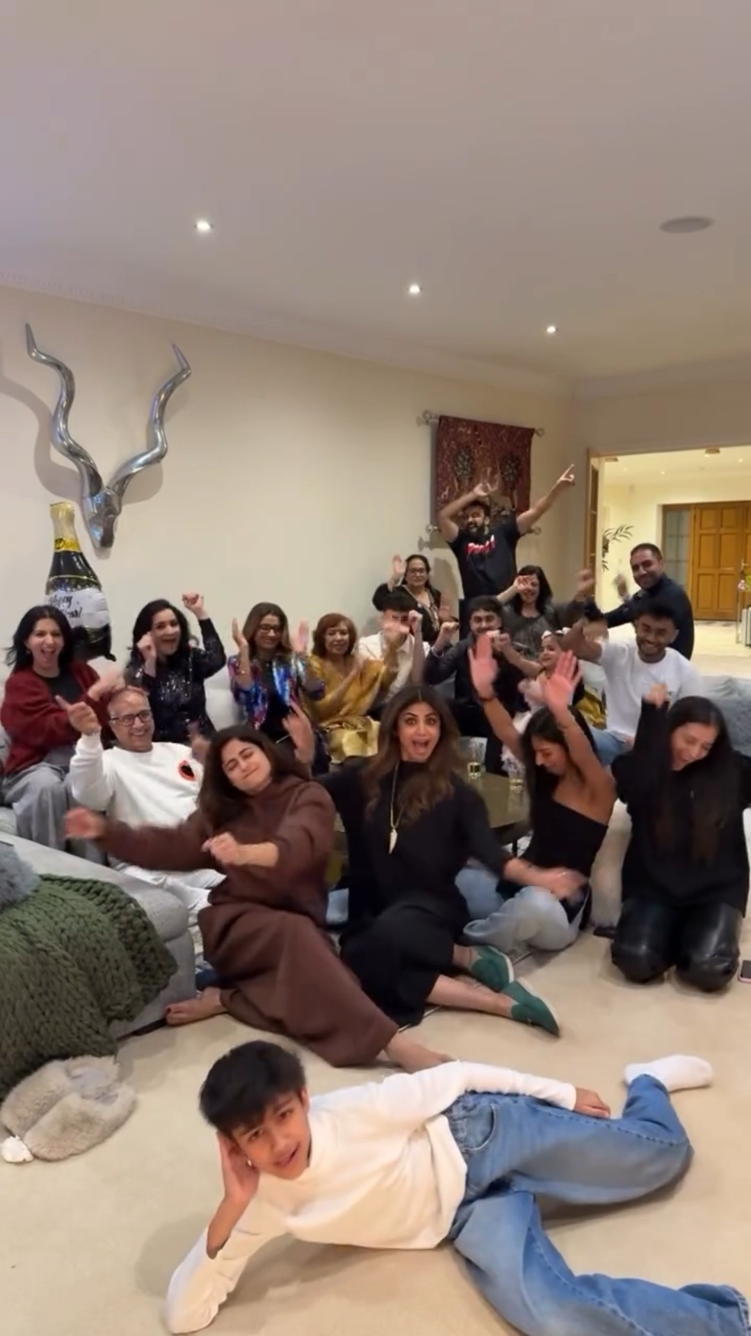Shilpa Shetty's FUN video with family as they celebrate New Year together ? #shorts #shilpashetty