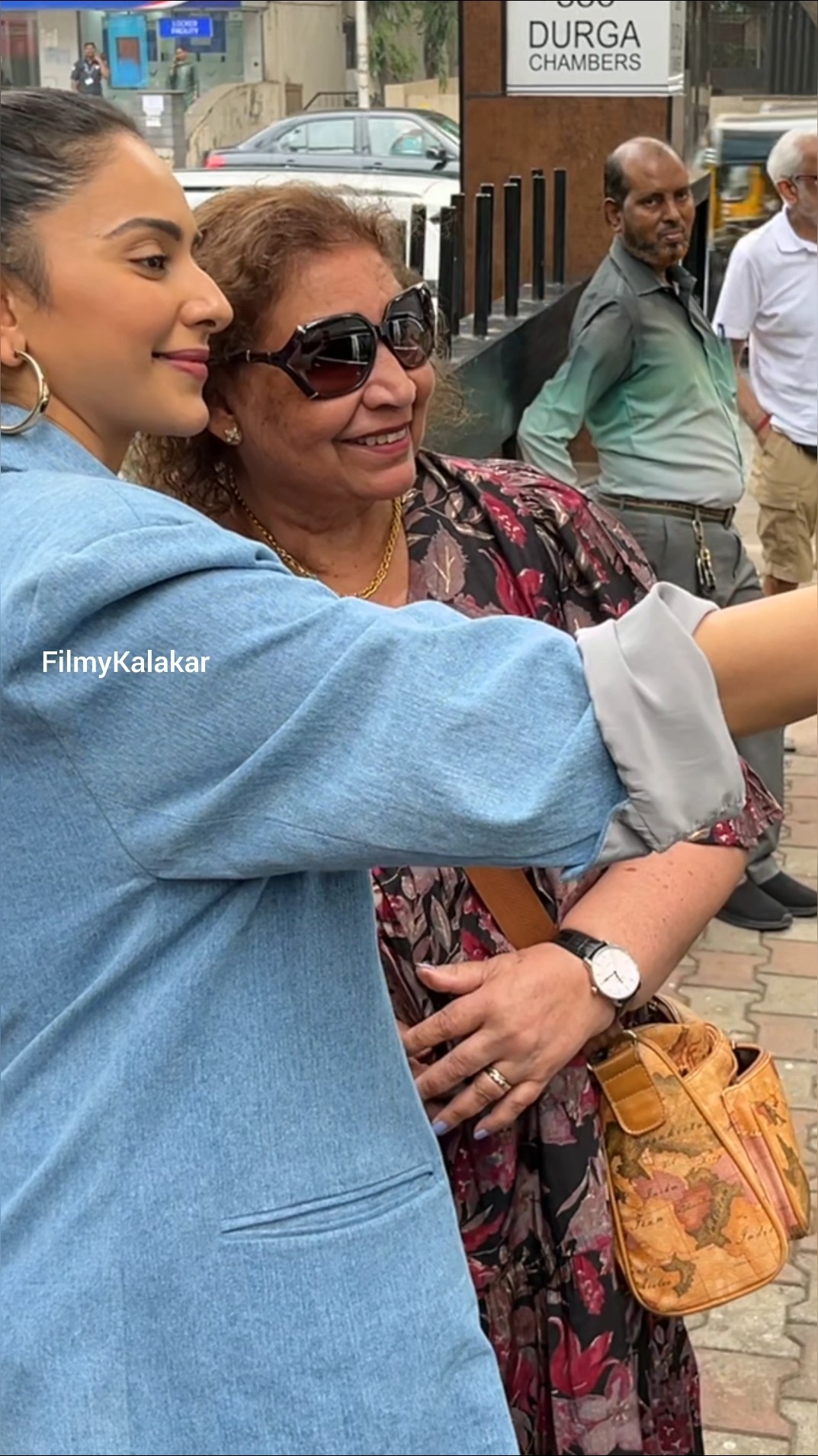 #rakulpreetsingh meets her savage fan and clicks a lovely selfie with her ?? #filmykalakar