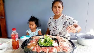 Come eat grilled pork with floss. It's so delicious, the pork fat exploded and Nene immediately b...